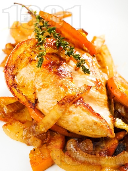 Задушено пилешко филе от гърди с портокал, чесън и лук на тиган - снимка на рецептата